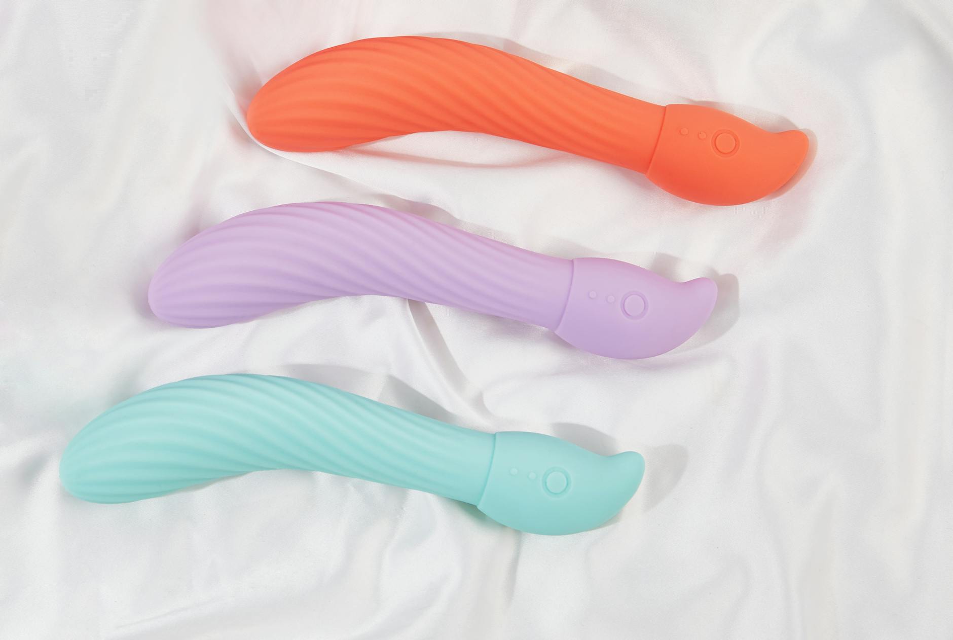 Un jeune couple debout ensemble, holding a blue vibrator, symbolizing modern intimacy and reconnection.